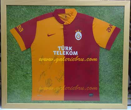 çim zeminli imzalı Galatasaray forması çerçeveletme